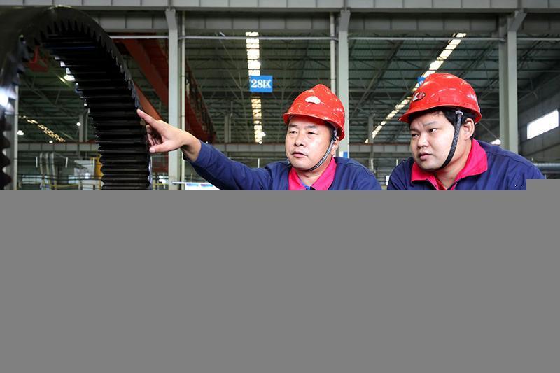 王忠才正在車間指導。 人民網記者 呂歡歡攝