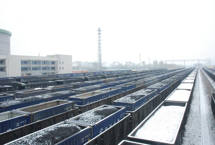 滿載煤炭的列車整裝待發(fā)。黃華偉攝